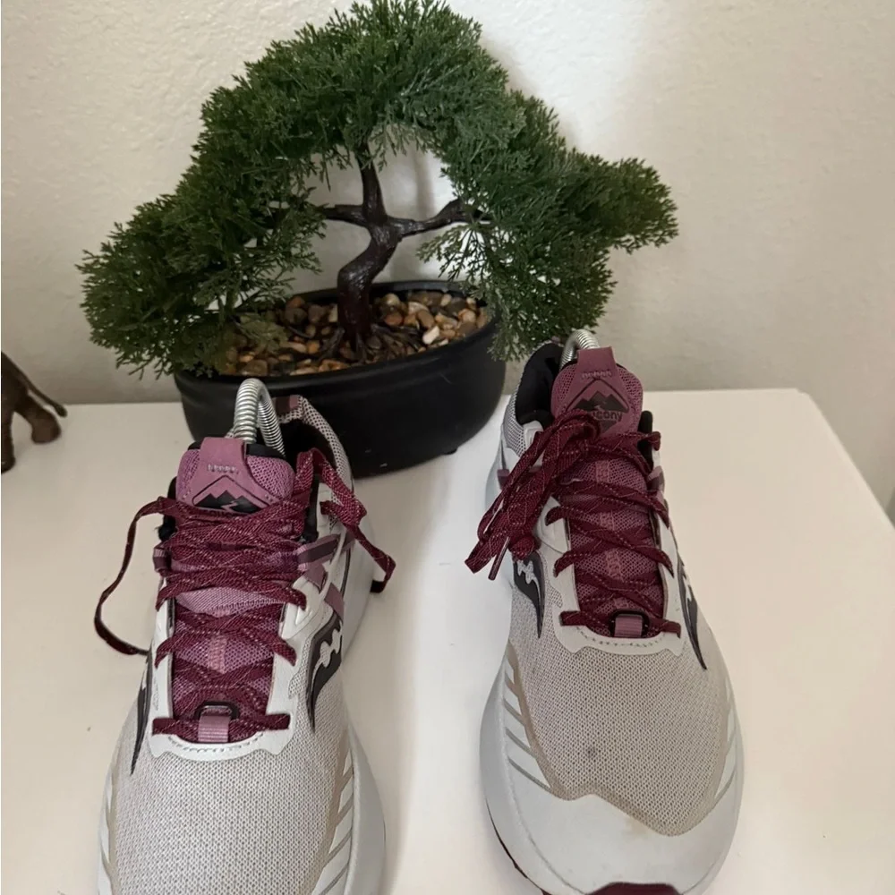 Saucony Ride 15 TR Women's Athletic Shoes in White and Burgundy - Picture 2 of 5